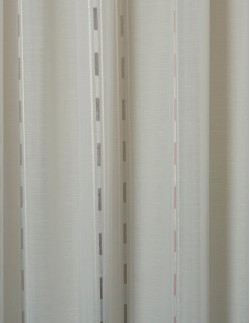 Έτοιμη ραμμένη κουρτίνα με τρέσα (300x290)- Ζακάρ εκρού/ροζ/γκρι ημιδιάφανη